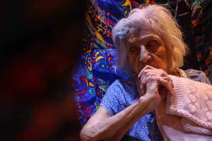 María Barajas, de 100 años y quien padece demencia, se prepara para pasar la noche en un...