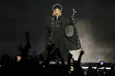 Madonna durante el último concierto de The Celebration Tour, en la playa de Copacabana, en...