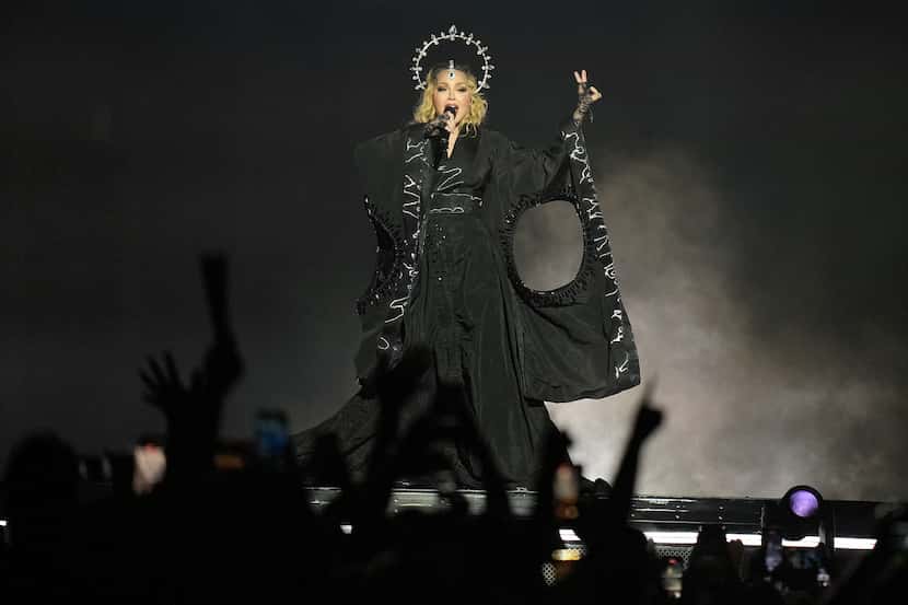 Madonna durante el último concierto de The Celebration Tour, en la playa de Copacabana, en...