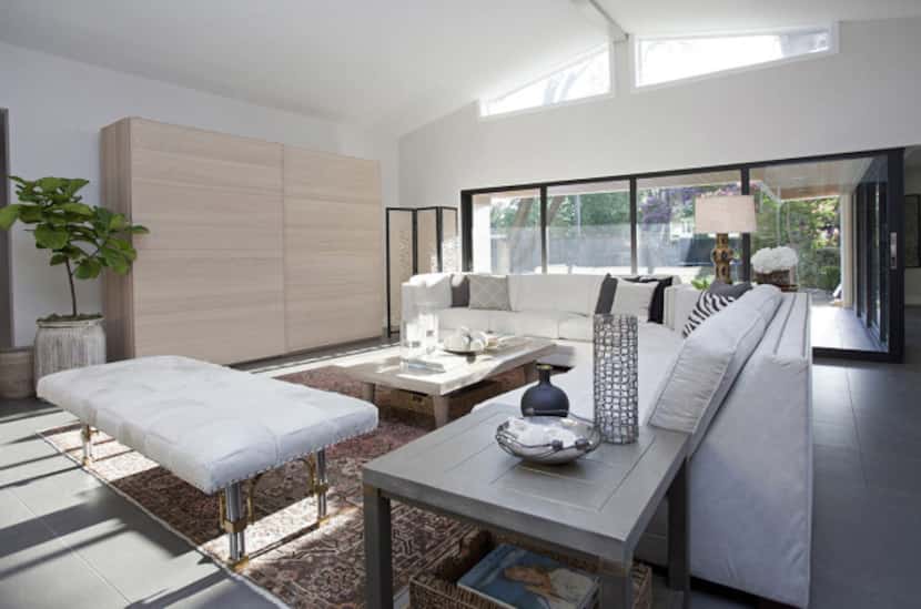 Leslie Ezelle stuck to neutral colors and sleek lines in her Dallas home.