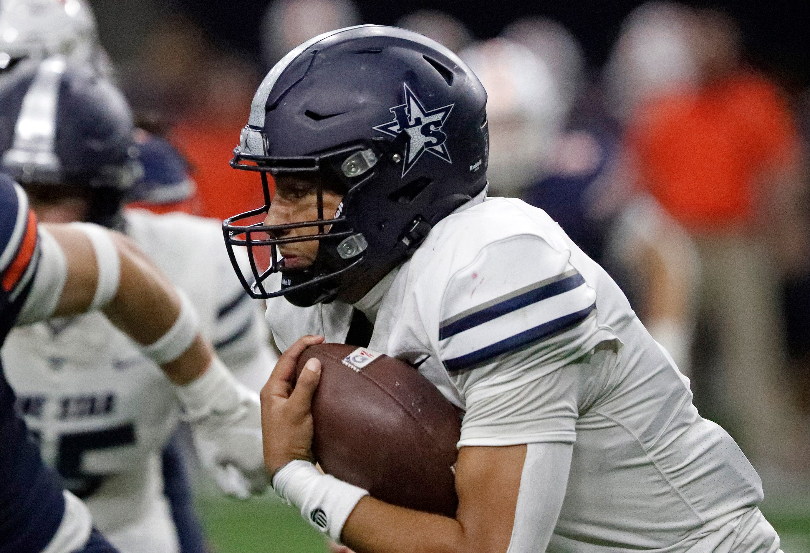 Lone Star High School quarterback Karece Hoyt (7) keeps the ball and runs it in for the...