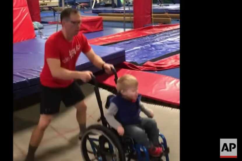 Un video en el perfil de Facebook del gimnasio, grabado durante el evento el Día de San...