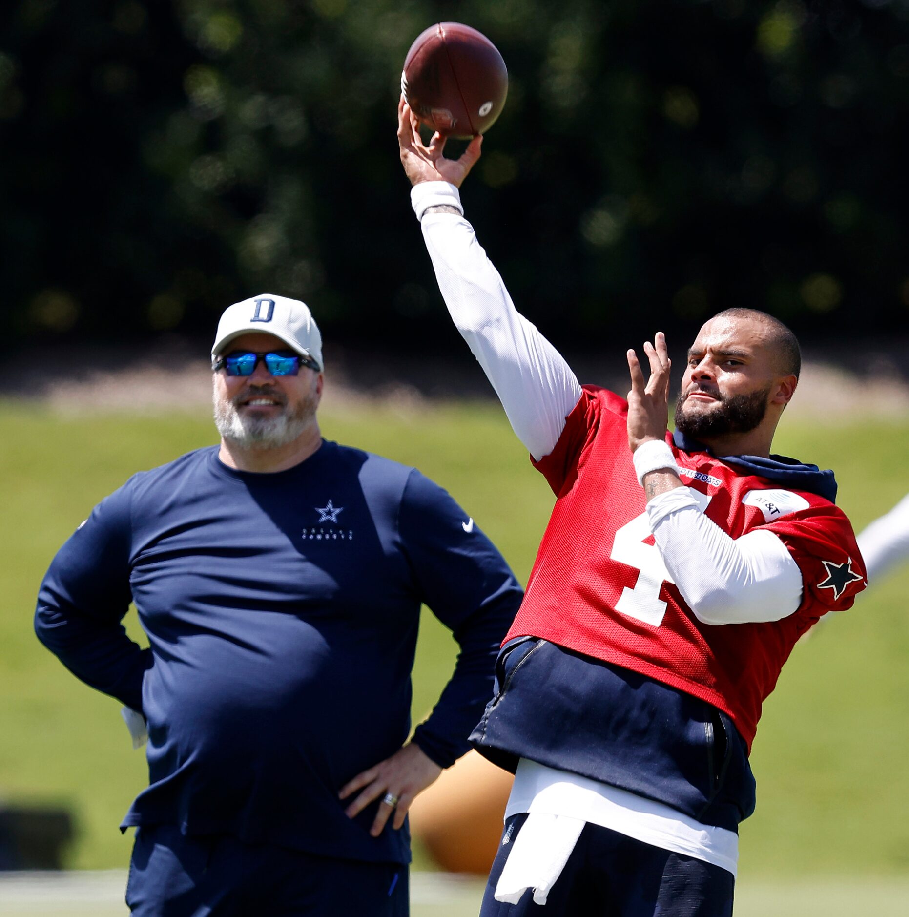 Dallas Cowboys head coach Mike McCarthy watches quarterback Dak Prescott (4) throws deep...