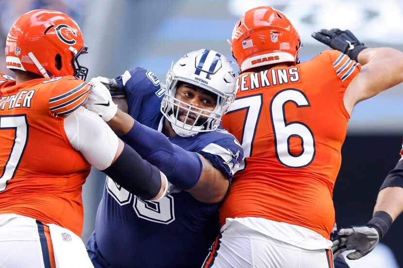 Dallas Cowboys defensive tackle Johnathan Hankins (95) squeezes between Chicago Bears center...