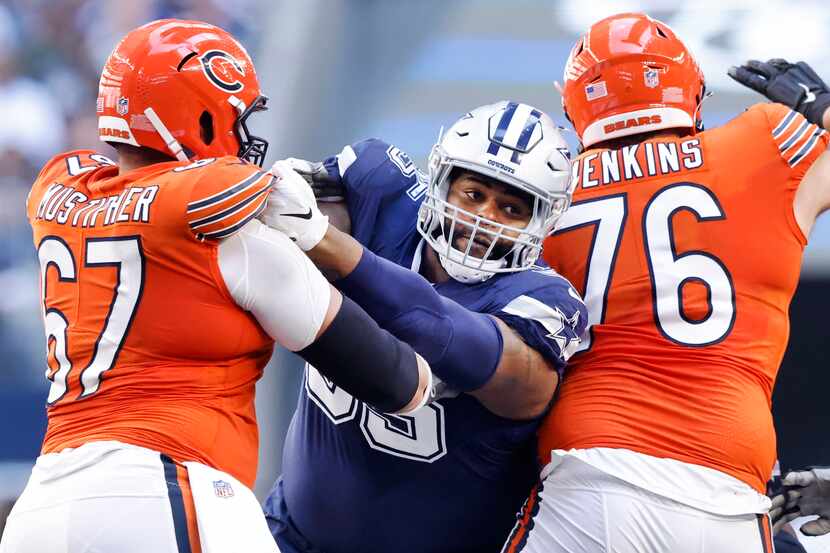Dallas Cowboys defensive tackle Johnathan Hankins (95) squeezes between Chicago Bears center...