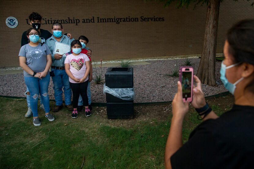 Greg Avila (al centro) juró como ciudadano de los Estados Unidos después de ser residente...