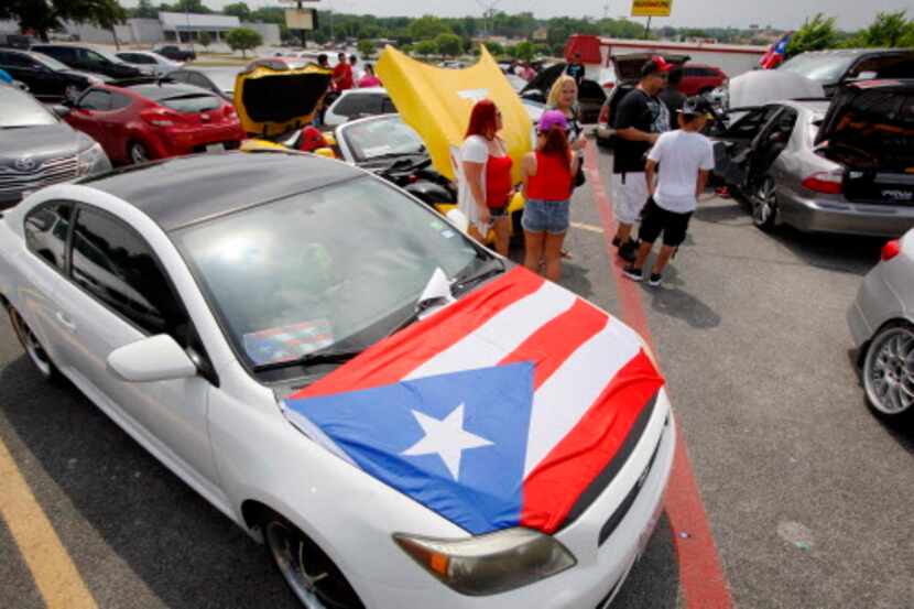 Un estacionamiento de Fort Worth se llenó de banderas de Puerto Rico durante una reciente...