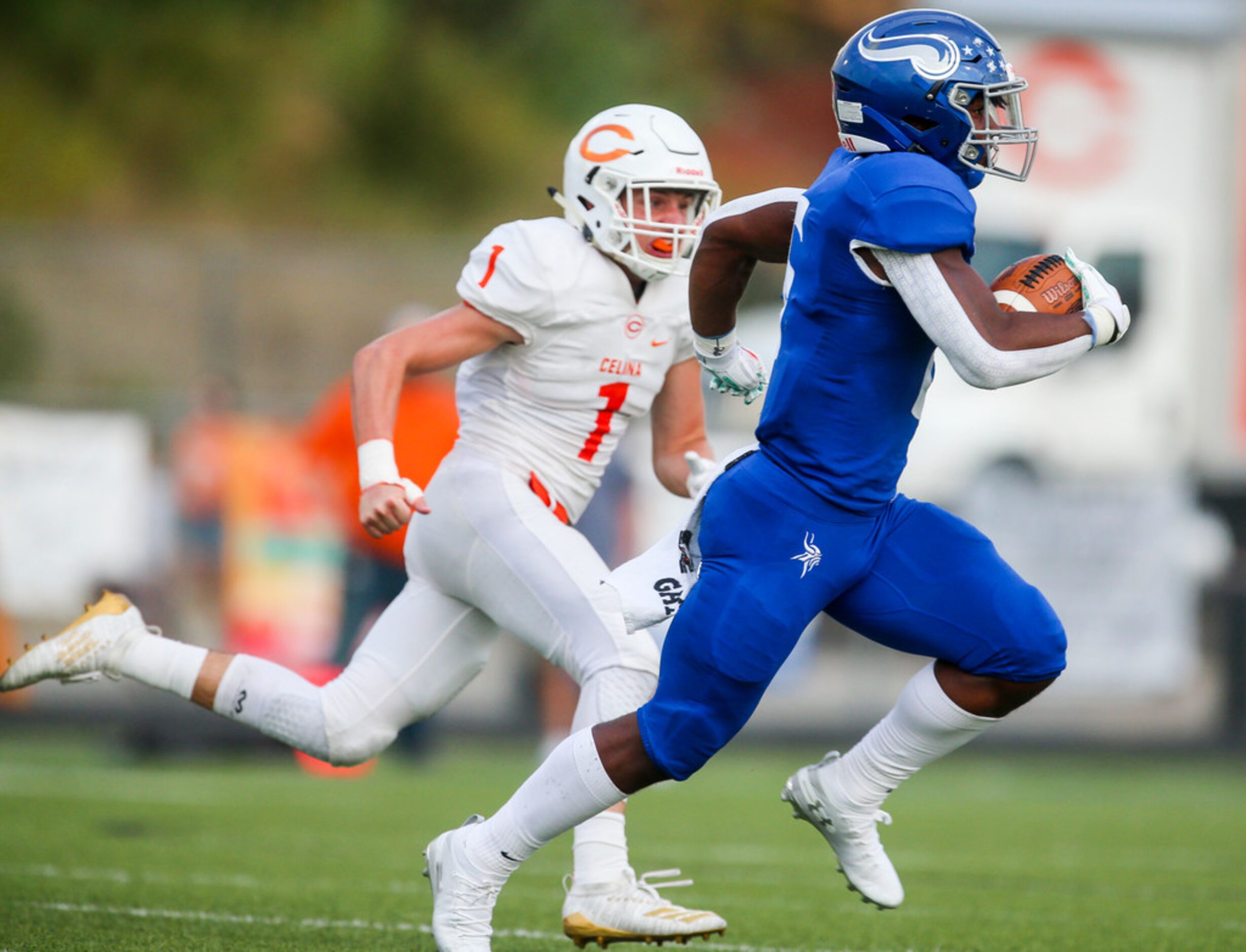 Nolan Catholic running back Emeka Magwa (6) carries the ball for 78 yard touchdown past...