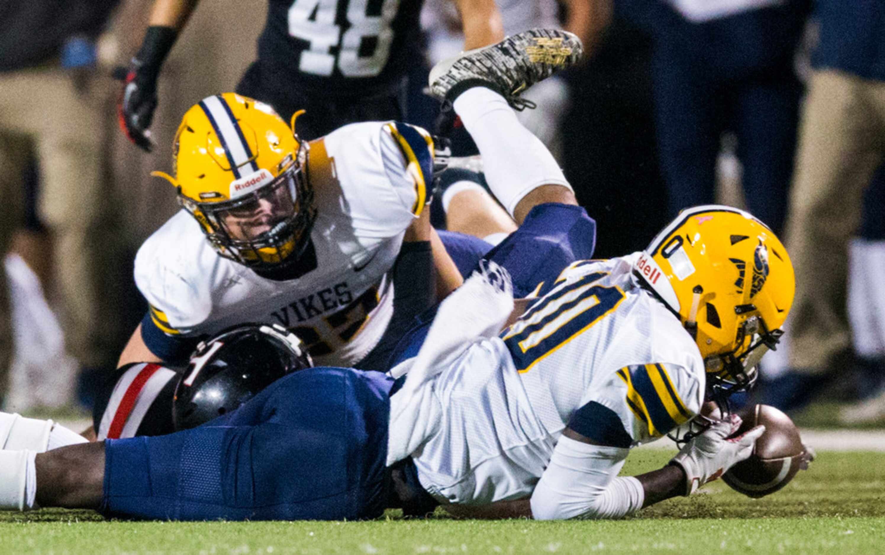 Arlington Lamar defensive back Harold West (10) recovers a fumble during the second quarter...