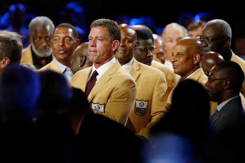 Former Dallas Cowboys player Troy Aikman stands amongst other hall of famers during the Gold...
