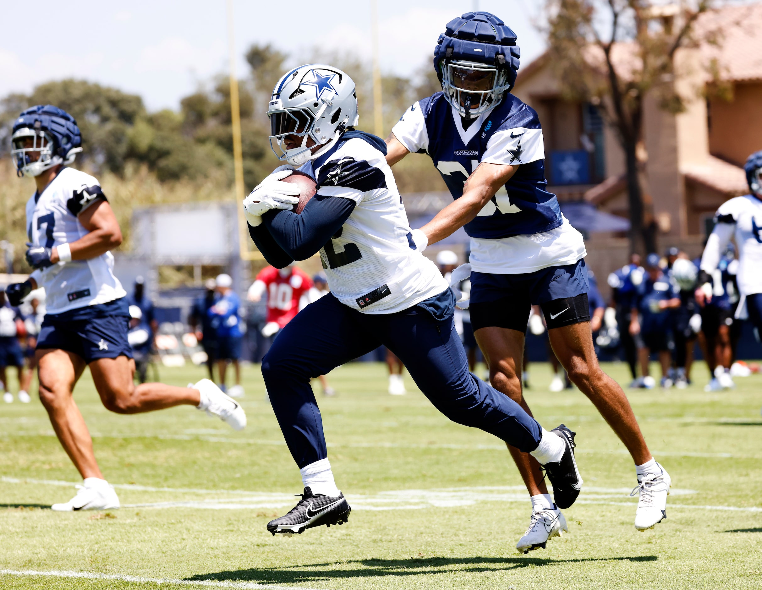 Dallas Cowboys running back Snoop Conner (32) carries the ball as he’s touched by cornerback...