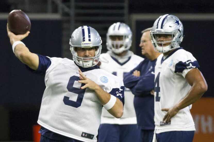 Tony Romo (9) regresó a los entrenamientos el miércoles con el primer equipo de los Cowboys....