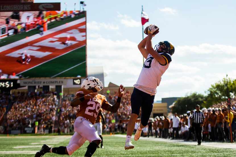West Virginia Mountaineers wide receiver David Sills V (13) catches a pass in the end zone...