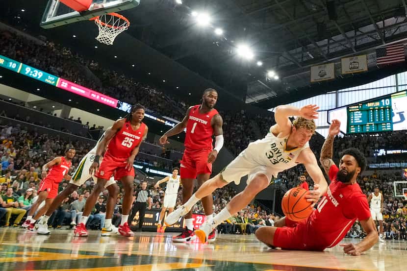 Baylor forward Caleb Lohner (33) competes for a loose ball with Houston guard Damian Dunn,...