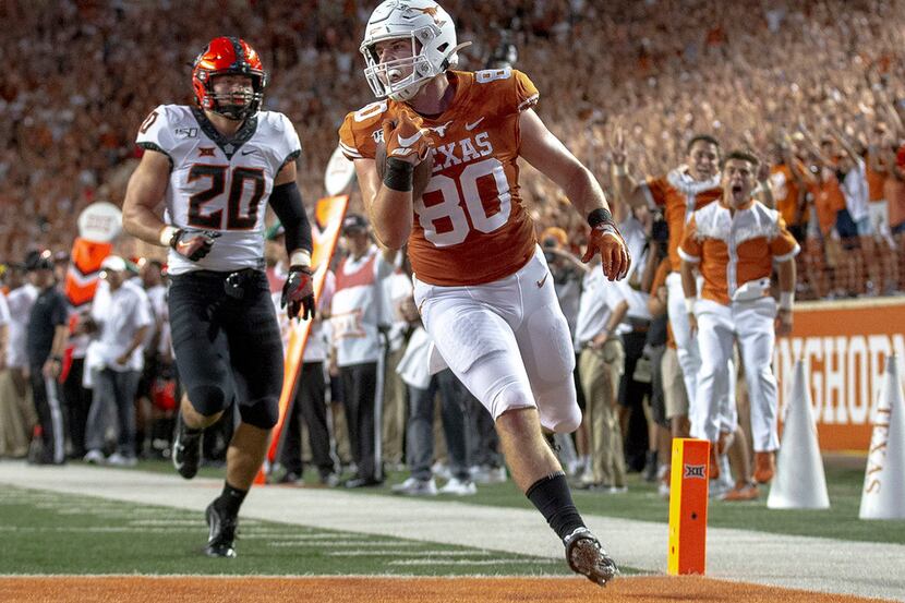 Texas tight end Cade Brewer (80) scores a touchdown on a 25-yard pass reception against...