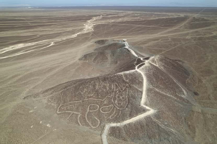 Un geoglifo de la Línea de Nazca con forma de gato se ve desde arriba en Nazca, Perú, el...