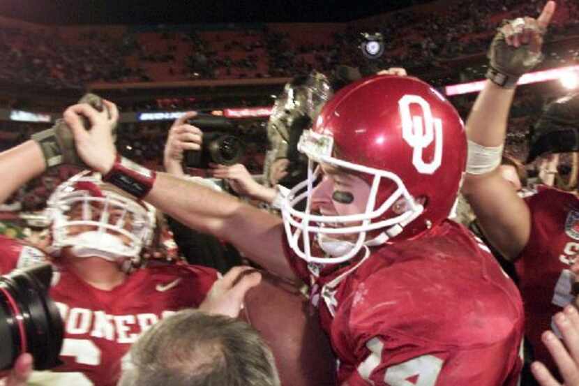 ORG XMIT: S148150AD Oklahoma quarterback Josh Heupel is congratulated by teammates after...
