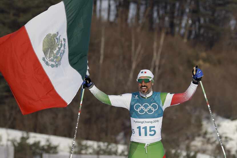 Germán Madrazo levanta la bandera de México al termdinar la carrera de ski de 15...