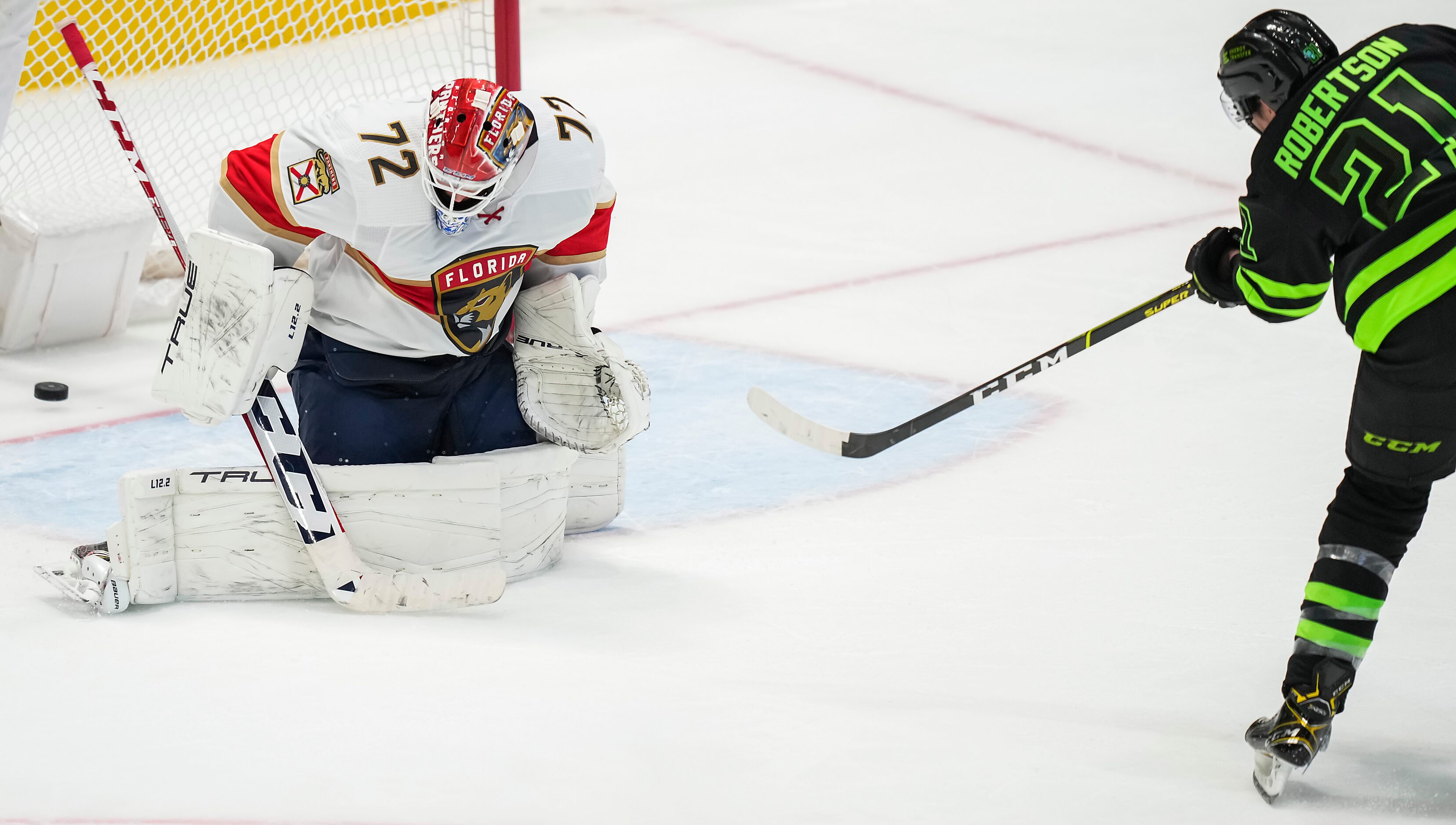 Dallas Stars left wing Jason Robertson (21) scores past Florida Panthers goaltender Sergei...