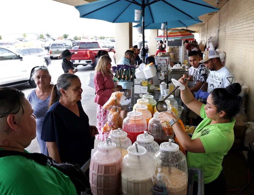 El Bazaar Garibaldi abrió sus puertas en 2004, en el 9334 E R L Thornton Fwy de Dallas.