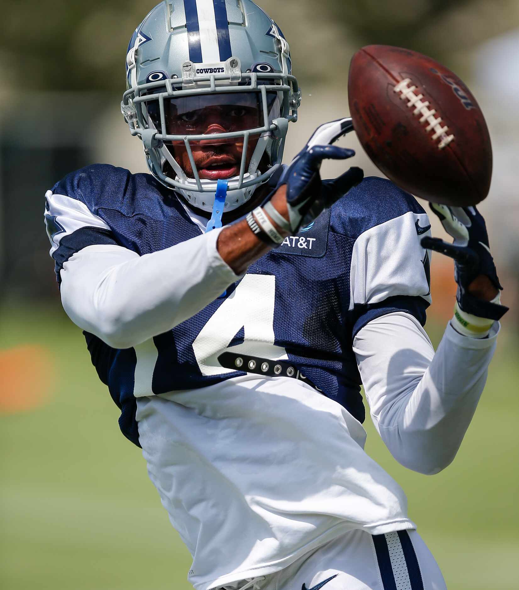Dallas Cowboys linebacker Jabril Cox (14) attempts to catch a pass during a drill at...