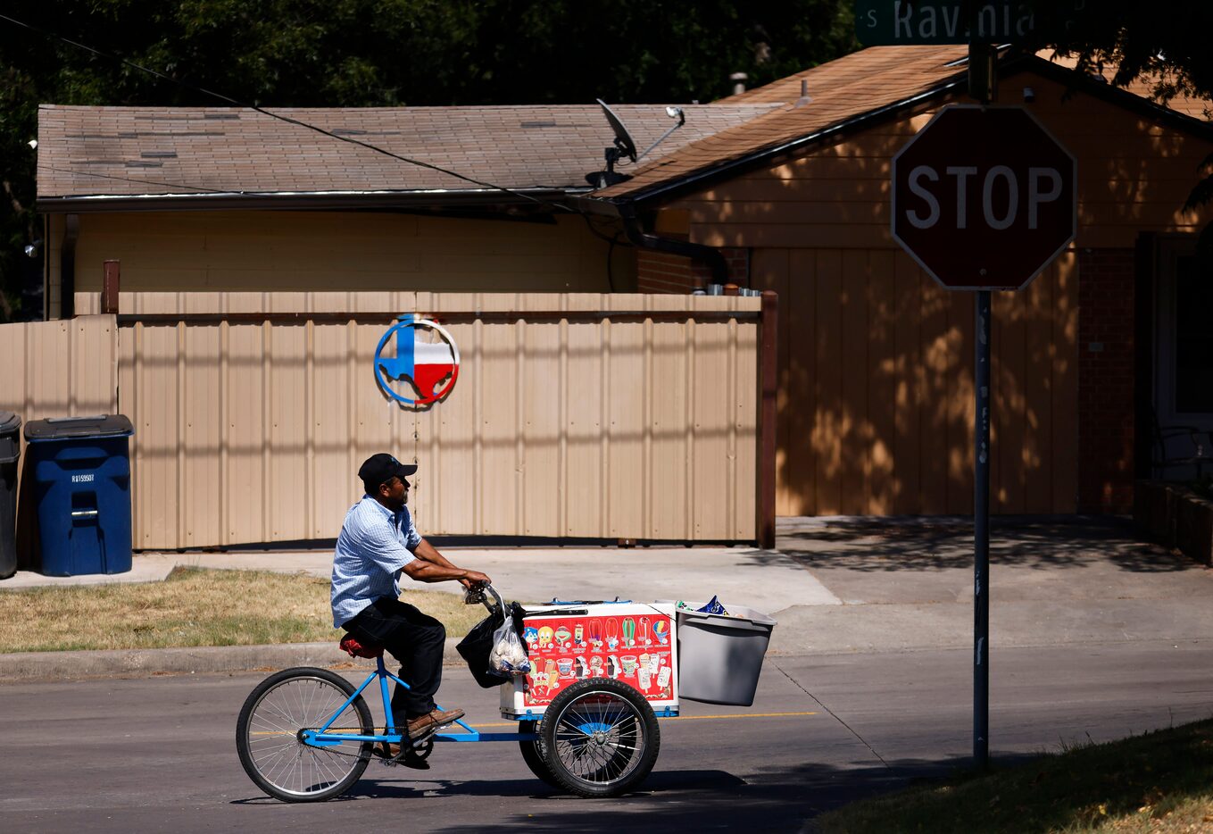 Leonardo Germán Trejo, un vendedor de helados de 53 años de Paleteria Delicias en Oak Cliff,...