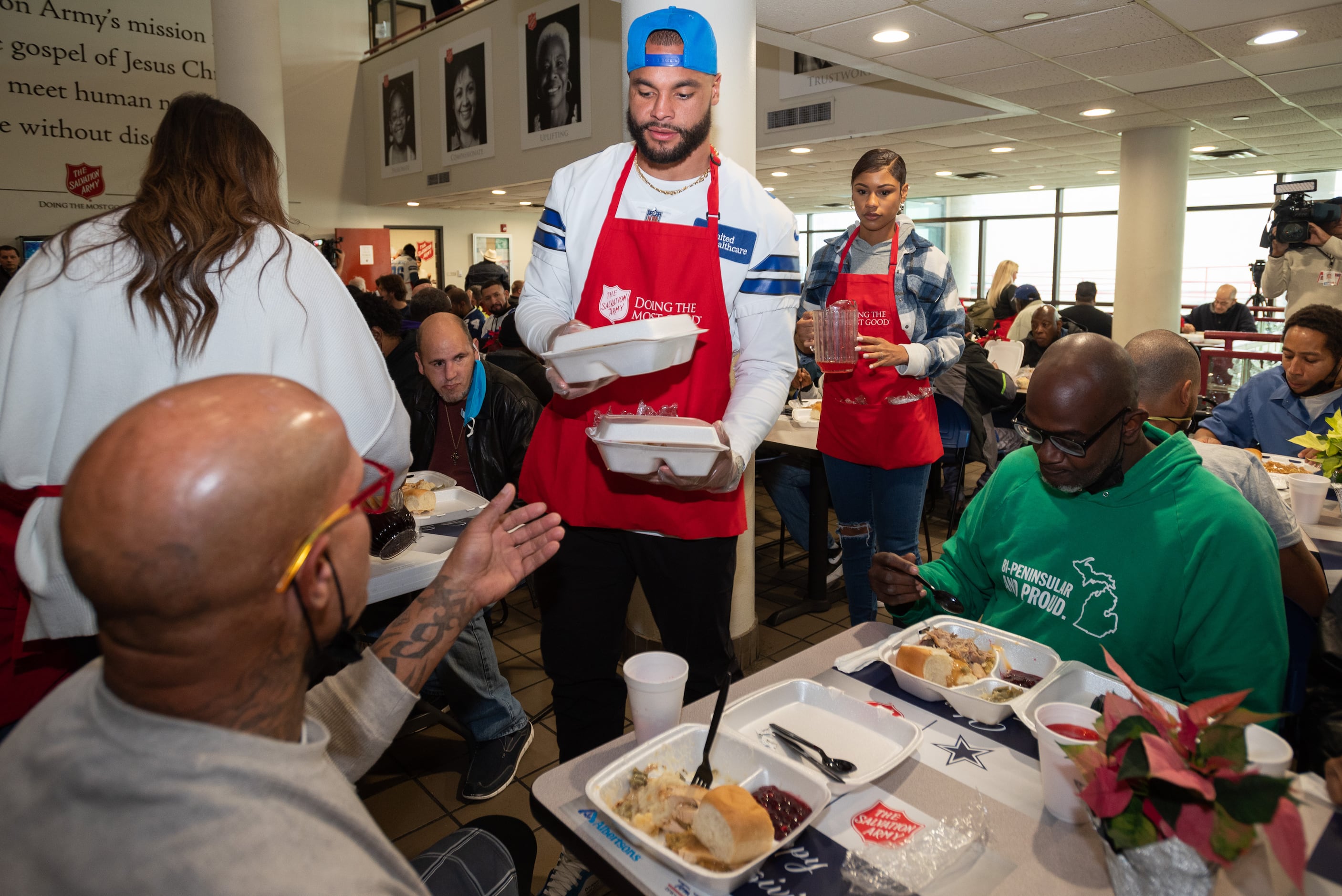 Cowboys players serve Thanksgiving Meals at Salvation Army