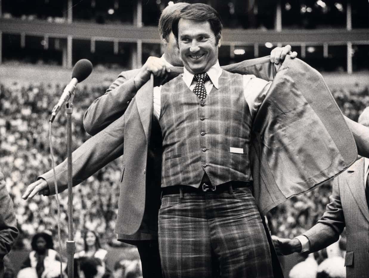 Chuck Howley is inducted into the Cowboy Ring of Honor at Texas Stadium in 1977.