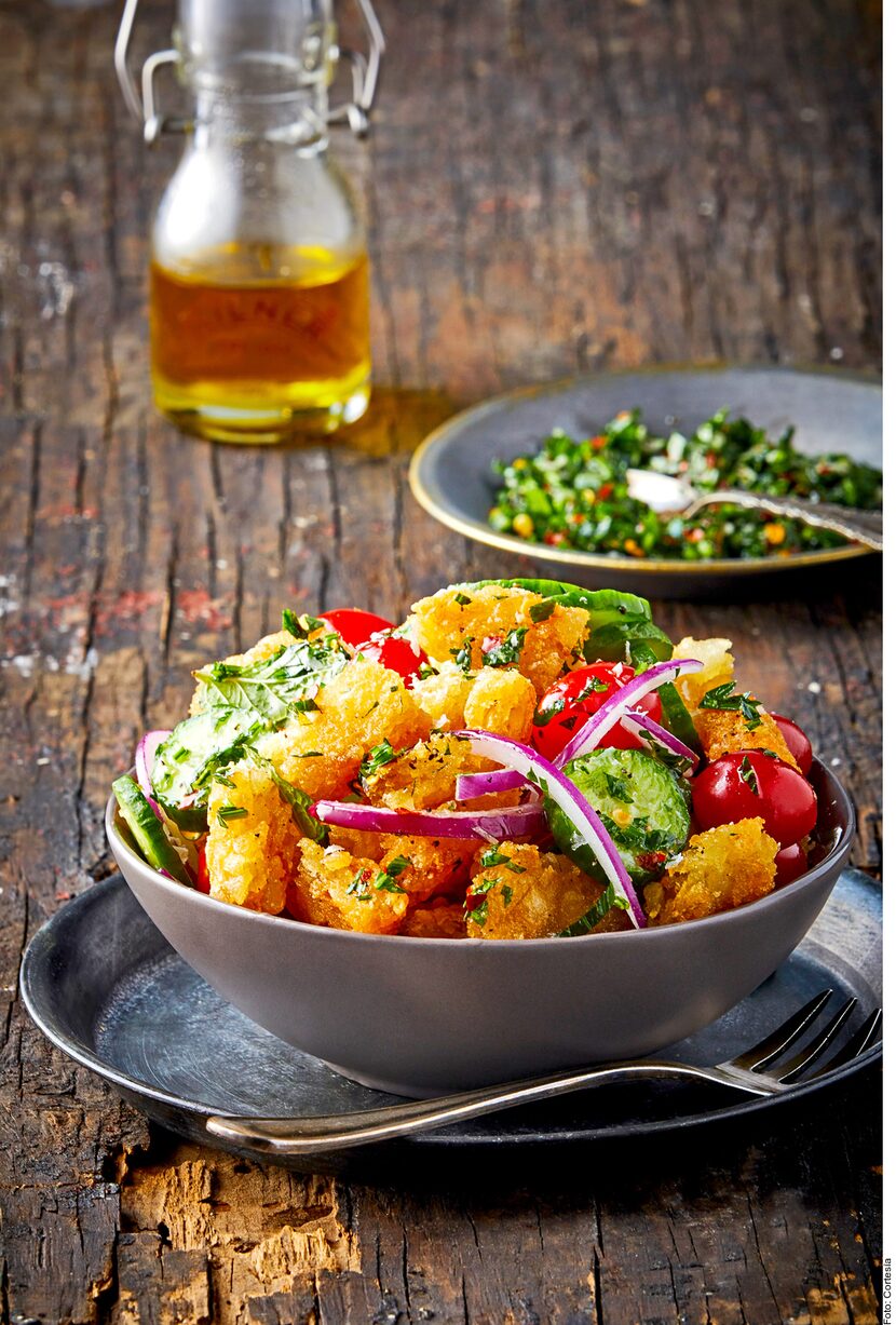 La ensalada de hash browns con chimichurri se logra al mezclar el perejil, el cilantro, el...