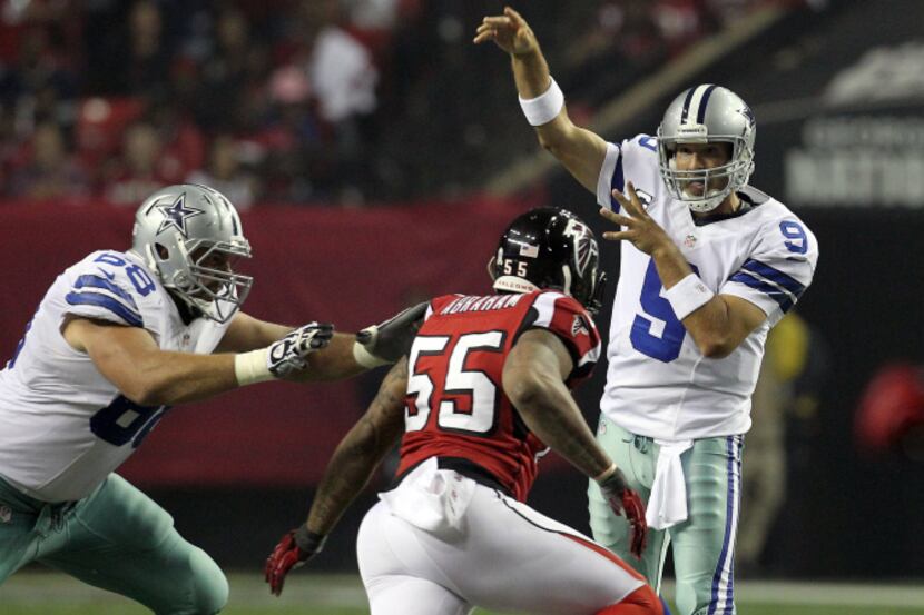 Dallas Cowboys quarterback Tony Romo (9) throws over Atlanta Falcons defensive end John...