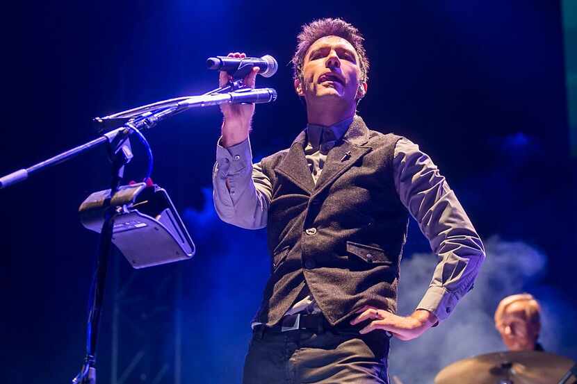 El cantante Leonardo de Lozanne, de Fobia, durante una presentación en el concierto Keep the...