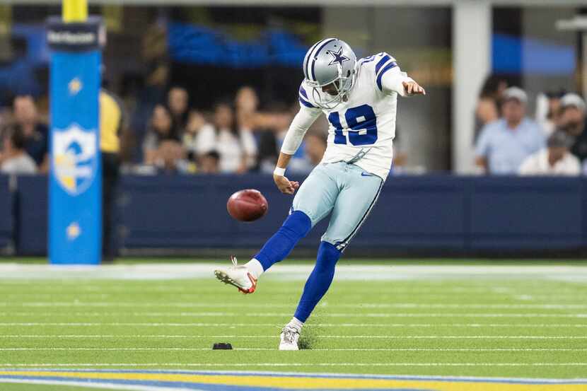 El pateador de los Cowboys de Dallas, Brett Maher, durante el juego de pretemporada en Los...