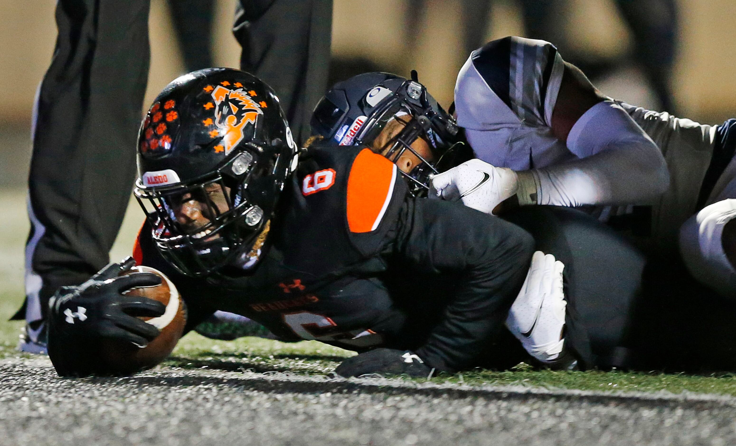 Aledo running back DeMarco Roberts (6) dives across the goal line for a second quarter...