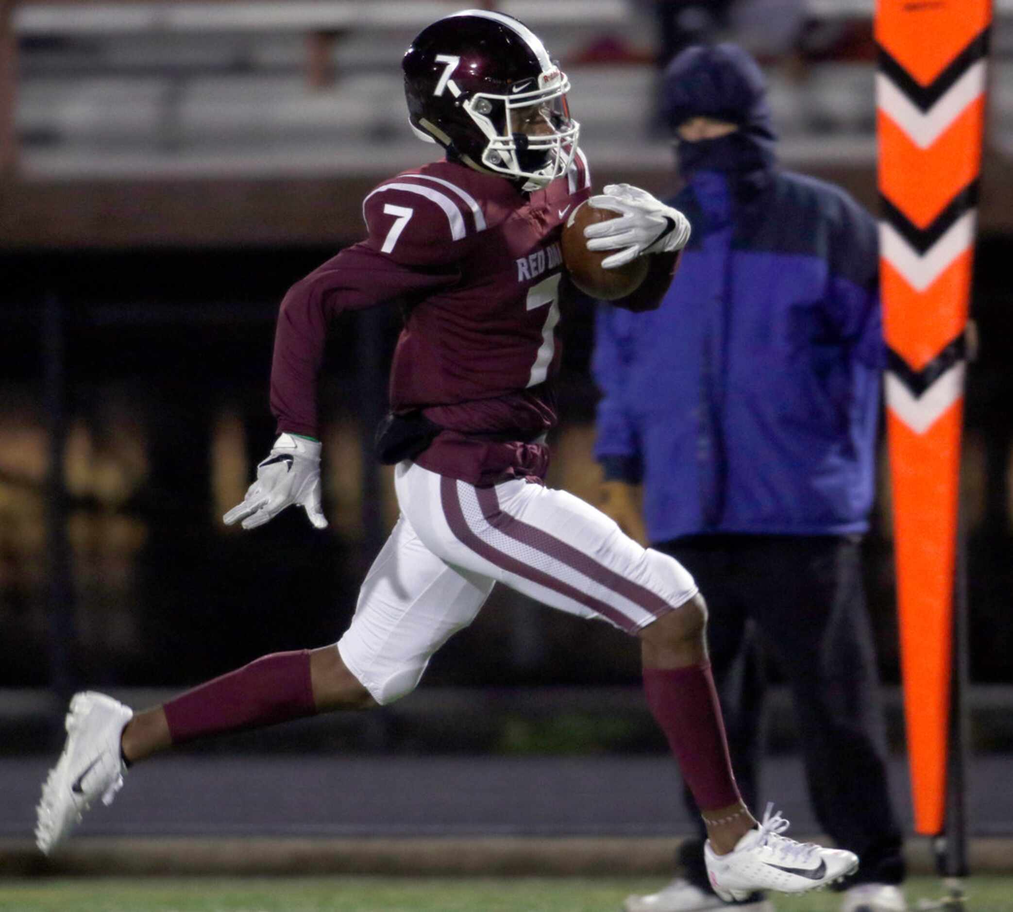 Red Oak receiver Raymond Gay, ll (7) scampers uncontested the final 10 yards for a rushing...
