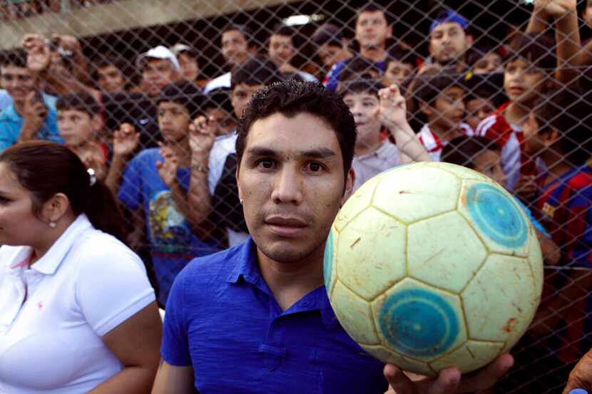 ARCHIVO – En esta foto del 30 de diciembre de 2010, el delantero paraguayo Salvador Cabañas...