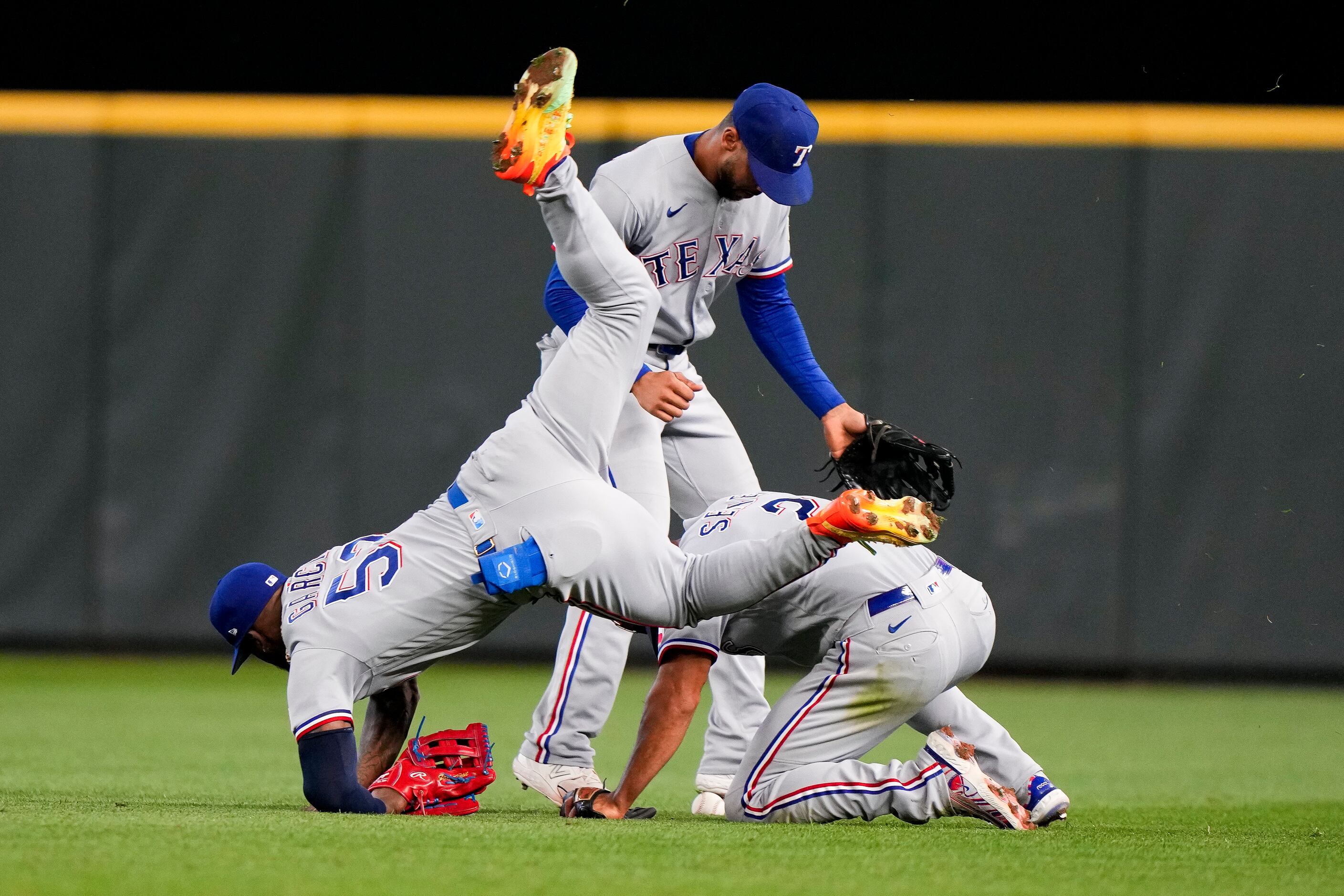 Astros win to grab first-round MLB playoff bye after Rangers loss