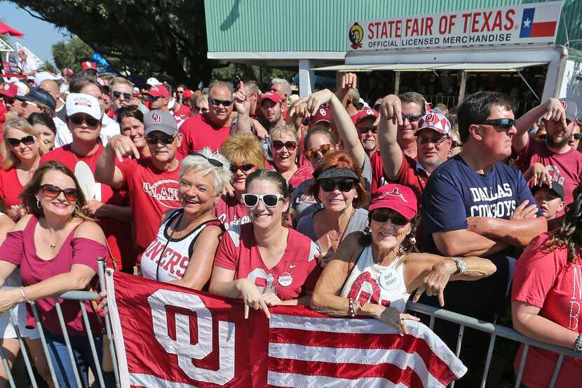Sooners fans wait for the team buses to arrive before the Oklahoma University Sooners vs....
