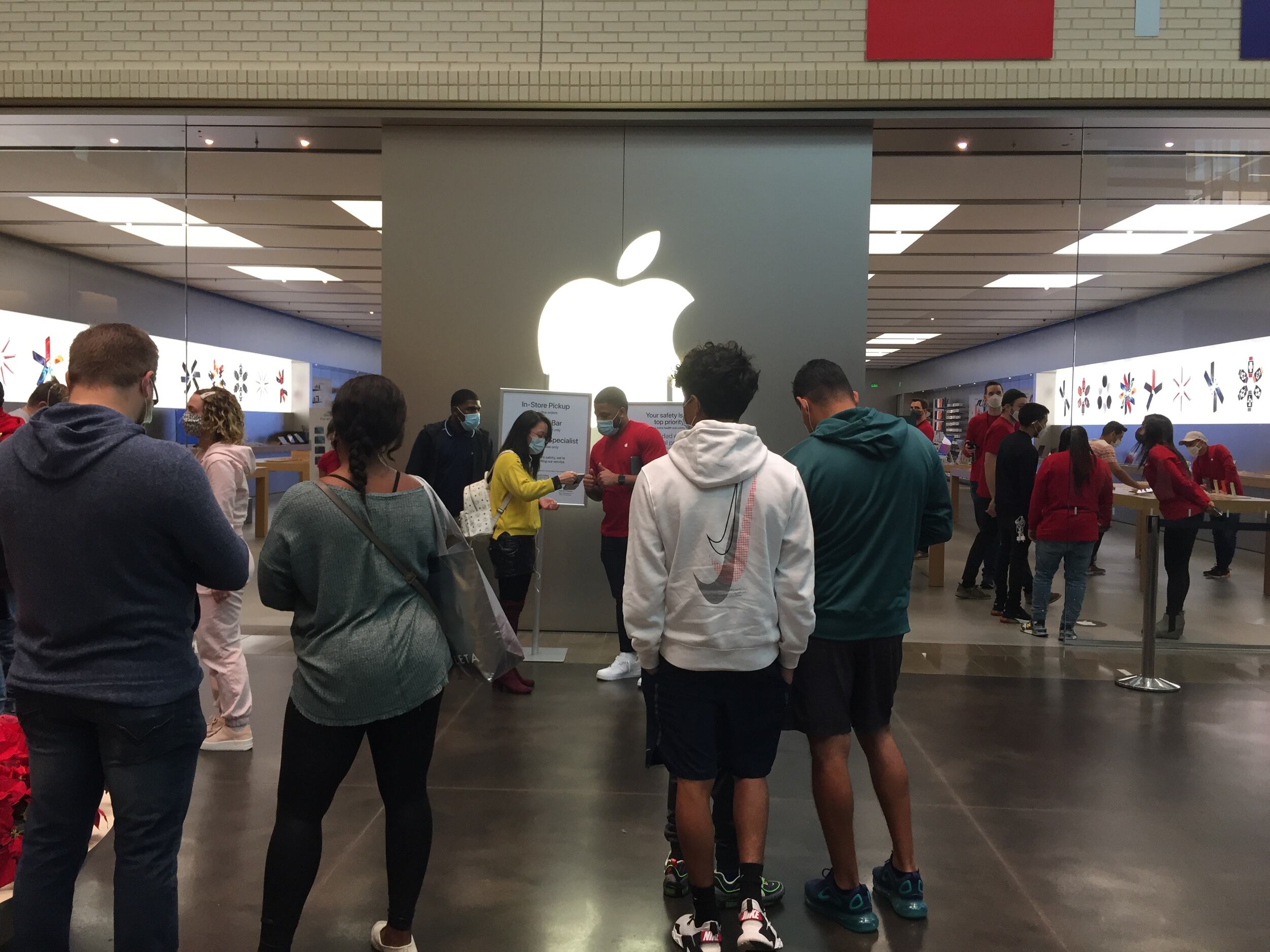 Apple reopens 5 stores with limited service in Dallas-Fort Worth