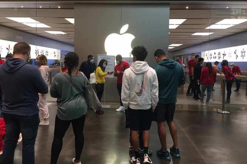 La tienda de Apple en NorthPark Center no está abierta al público, al igual que otras...
