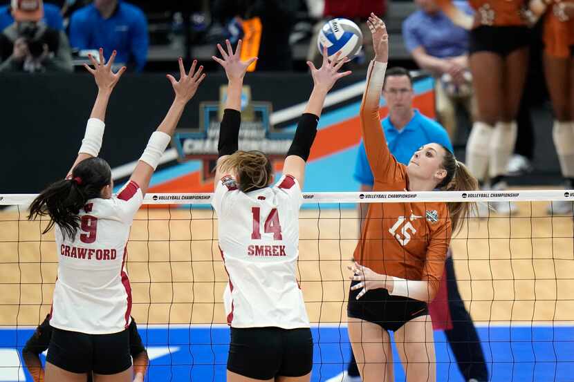 Texas's Molly Phillips (15) shoots over Wisconsin's Caroline Crawford (9) and Anna Smrek...