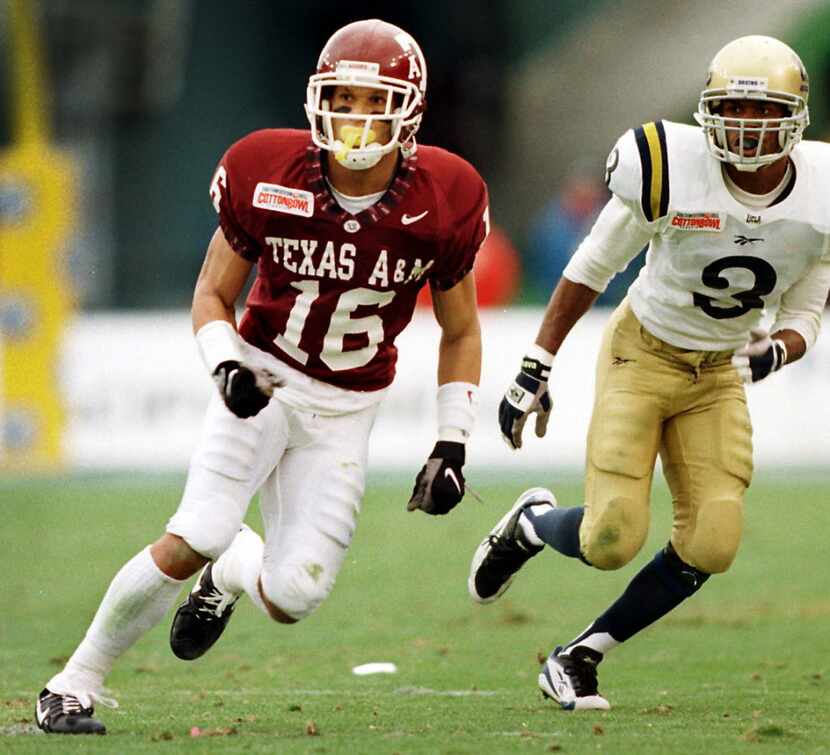 ORG XMIT:  Former Lamar High player and Texas A&M wide reciever Aaron Oliver (16) runs a...