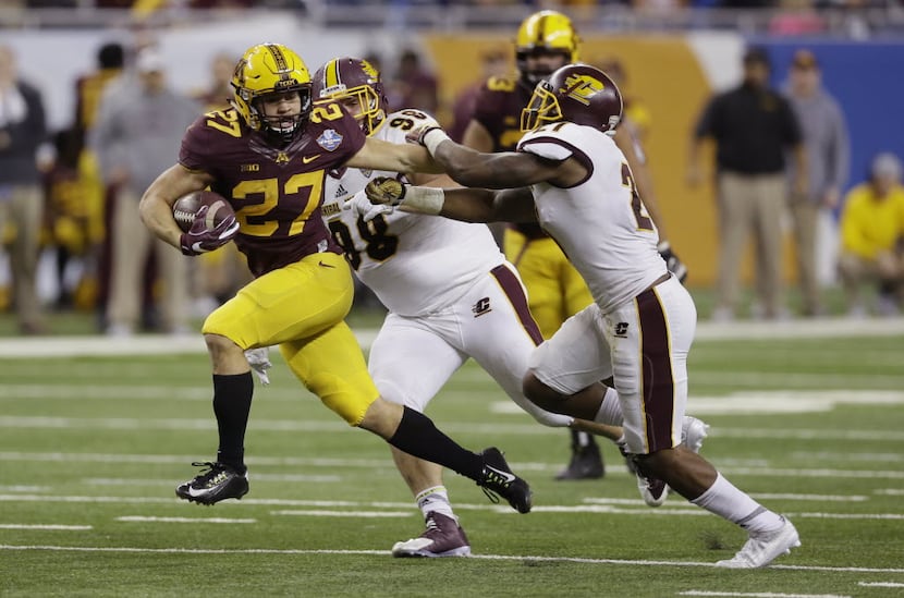 Minnesota running back Shannon Brooks (27) breaks away from Central Michigan defensive...