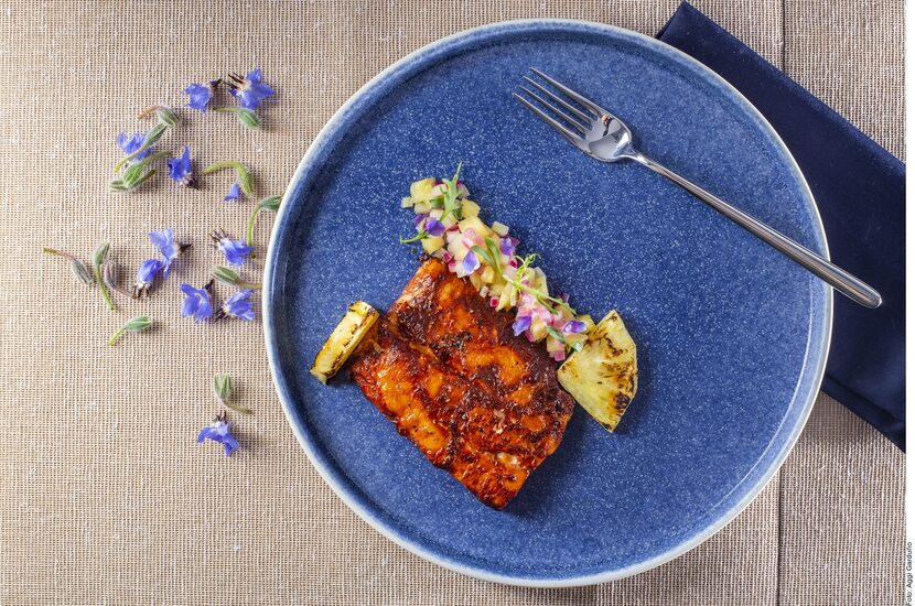 Pescado al pastor con relish de piña e hinojo.