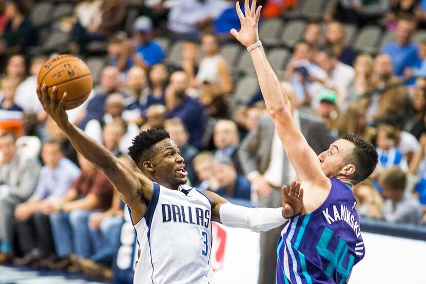 Dallas Mavericks guard Jonathan Gibson (3) shoots over Charlotte Hornets center Frank...