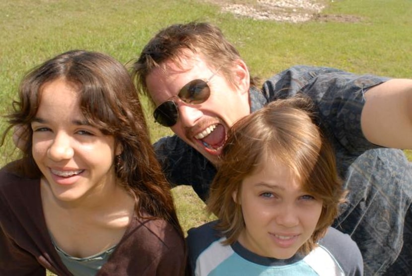 
Samantha (Lorelei Linklater), Mason Sr. (Ethan Hawke), and Mason (Ellar Coltrane), age 9,...