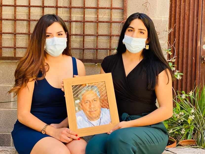 Las hermanas Mónica Rosales de 26 años y Elizabeth Rosales de 22, portan una fotografía de...