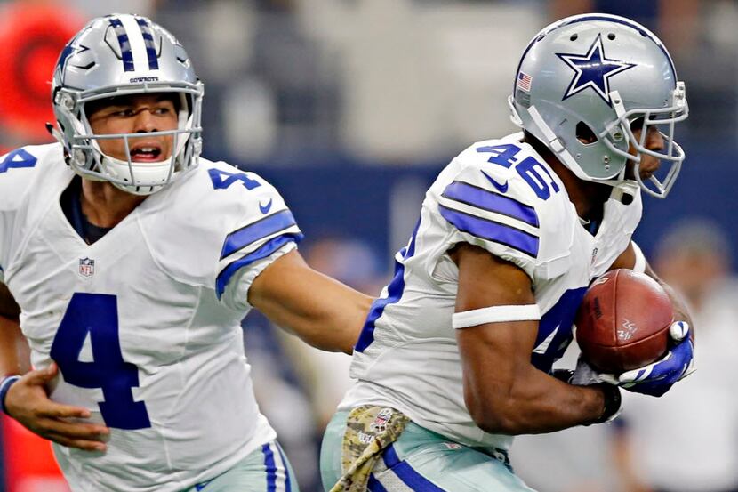 Dallas Cowboys quarterback Dak Prescott (4) hands off to running back Alfred Morris during...