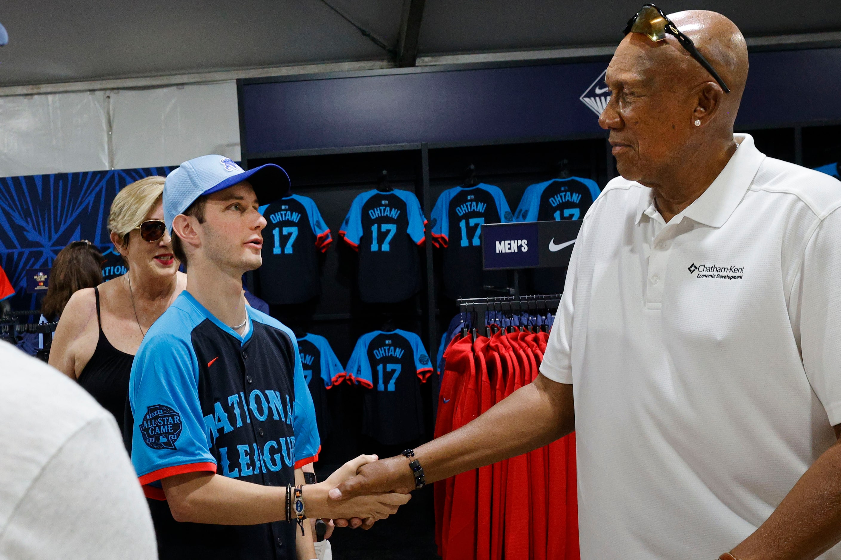 Make-a-Wish kid Tyler Smith, 17, of Park Ridge, Ill. shakes hands with former Texas Rangers...