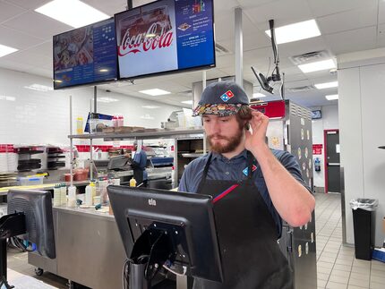 George Gardiner, de 21 años, gerente de turno en Domino's Pizza tuvo que ir a trabajar el...