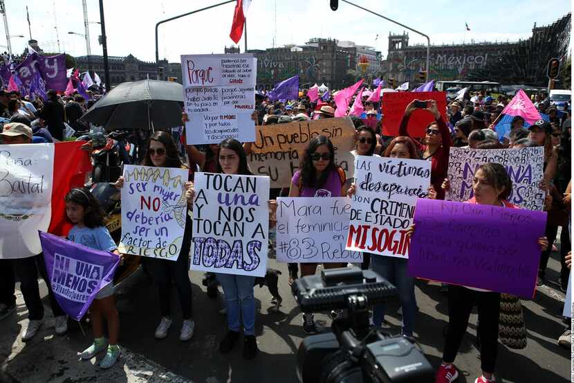Manifestantes mostraron pancartas en el Zócalo de la Ciudad de México en protesta a Los...